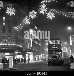 Weihnachtsbeleuchtung von schimmernden Sternen hängen über Lord Street in der Nähe der Ecke von Whitechapel, Liverpool. 25. November 1962 Stockfoto