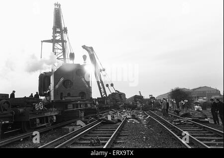 Hierhin grüne Zugunglück. Auf Sonntag, 5. November 1967 die 19:43 Hastings Charing Cross Service bestehend aus zwölf Wagen entgleist am 21:16 kurz vor St. Mildred's Road-Eisenbahnbrücke in der Nähe von Hither grün Wartung Depot. Das führende paar Räder von der dritte Trainer wurden durch eine gebrochene Schiene verursacht elf Wagen entgleist sein und vier derer, die auf ihren Seiten wiederum entgleist.  Es war ein beschäftigt Sonntagabend Service und standen Fahrgäste im Zug. 49 Personen wurden getötet und 78 verletzt 27 festgehalten im Krankenhaus. Die meisten Unfall hatte gereist Stockfoto