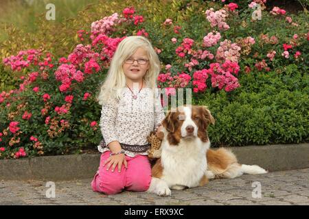 Mädchen mit Australian Shepherd Stockfoto