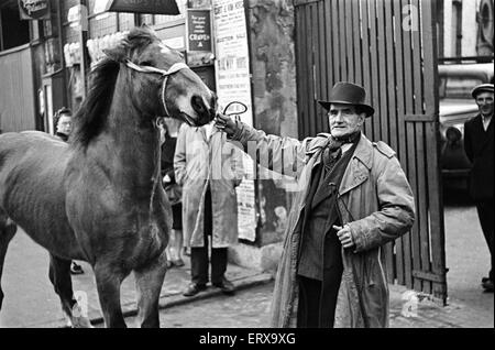 Ein Mann mit einem Pferd, stehen außerhalb des Geländes ein Cart und van Pferdeauktion, New Kent Road, London, ca. Dezember 1947 Stockfoto