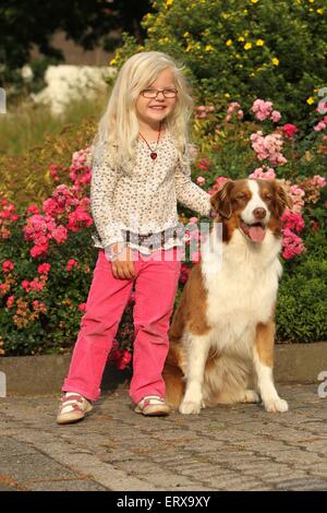 Mädchen mit Australian Shepherd Stockfoto