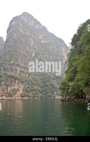 Hohen Steilküsten und den Fluss am unteren Rand der Schlucht. Stockfoto