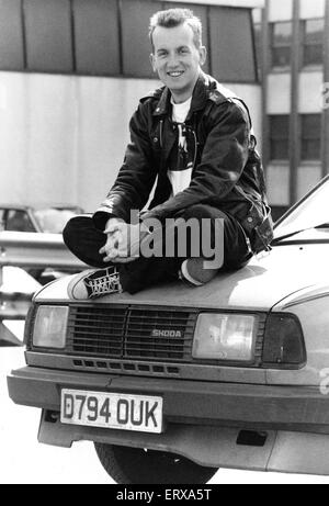 Komiker Frank Skinner die gerade aus dem Edinburgh Festival, zurückgekehrt ist, sitzt auf dem Dach eines Autos, 7. September 1990. Stockfoto