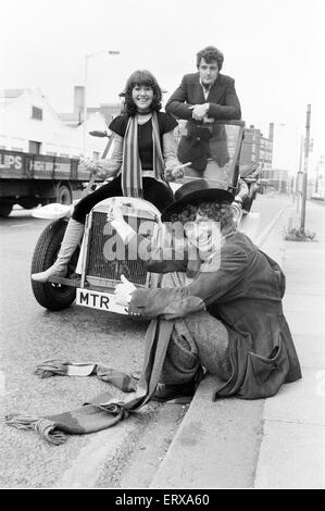 Doctor Who, 9. Dezember 1974 Schauspieler Tom Baker - 4. Arzt - im Bild mit Assistenten, die Sarah Jane Smith gespielt von der Schauspielerin Elisabeth Sladen & John Andrews von Ian Marter gespielt.    Im Bild außen Acton Probe Zimmer. Stockfoto