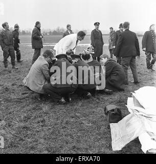 Hixon Schiene Abbruch ereignete sich am 6. Januar 1968 wenn auf kürzlich installierte automatische Bahnübergänge an Hixon, Staffordshire, England trainieren ein Tieflader Transporter mit ein elektrischen Transformator 150 Tonne von der 11.30 Intercity von Manchester nach Euston ausdrücklich getroffen wurde. Elf Menschen wurden getötet, mit 45 verletzt; sechs von ihnen schwer. Die bemerkenswert niedrigen Zahl der Todesopfer in diesem high-Speed-Kollision wurde durch die robuste Stahlkonstruktion für die Trainer und die erste Klasse Wagen an der Front, nur leicht belegt.  Unser Bild zeigt: Feuerwehr und ein Arzt bekommen eines einzugsbereit Stockfoto