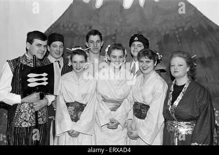 Alle Heiligen High School, Bradley präsentieren Endproduktion G & S Mikado. 11. Dezember 1991. Stockfoto