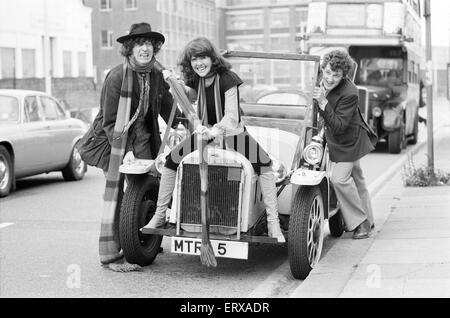 Doctor Who, 9. Dezember 1974 Schauspieler Tom Baker - 4. Arzt - im Bild mit Assistenten, die Sarah Jane Smith gespielt von der Schauspielerin Elisabeth Sladen & John Andrews von Ian Marter gespielt.    Im Bild außen Acton Probe Zimmer. Stockfoto