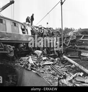 Hixon Schiene Abbruch ereignete sich am 6. Januar 1968 wenn auf kürzlich installierte automatische Bahnübergänge an Hixon, Staffordshire, England trainieren ein Tieflader Transporter mit ein elektrischen Transformator 150 Tonne von der 11.30 Intercity von Manchester nach Euston ausdrücklich getroffen wurde. Elf Menschen wurden getötet, mit 45 verletzt; sechs von ihnen schwer. Die bemerkenswert niedrigen Zahl der Todesopfer in diesem high-Speed-Kollision wurde durch die robuste Stahlkonstruktion für die Trainer und die erste Klasse Wagen an der Front, nur leicht belegt.  Unser Bild zeigt: Retter kämpfen, um den Opfern des c frei Stockfoto