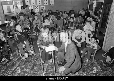 Holly Bank Scheck Präsentation von der Freunde von Holly Bank, 1.264 Pfund angesprochen, die in neuen Räumlichkeiten in Mirfield Richtung gehen wird. 20. Januar 1989. Stockfoto