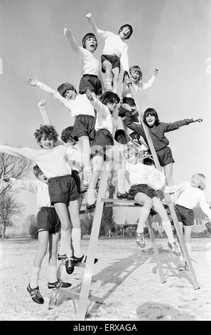 Wenig Downham-jungen-Team, bestehend aus 10 jährigen von Downham Foeffees Junior School, in der Nähe von Ely, Cambridgeshire, 2. Dezember 1973. Daily Mirror Schulmannschaft des Monats für November. Das Team von Direktor Tony Hurlin trainiert, selten gewinnen ein Spiel, aber h Stockfoto