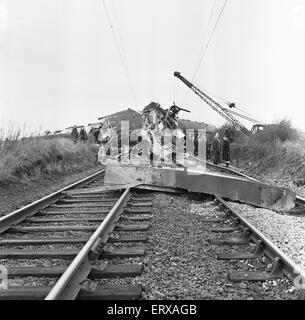 Hixon Schiene Abbruch ereignete sich am 6. Januar 1968 wenn auf kürzlich installierte automatische Bahnübergänge an Hixon, Staffordshire, England trainieren ein Tieflader Transporter mit ein elektrischen Transformator 150 Tonne von der 11.30 Intercity von Manchester nach Euston ausdrücklich getroffen wurde. Elf Menschen wurden getötet, mit 45 verletzt; sechs von ihnen schwer. Die bemerkenswert niedrigen Zahl der Todesopfer in diesem high-Speed-Kollision wurde durch die robuste Stahlkonstruktion für die Trainer und die erste Klasse Wagen an der Front, nur leicht belegt.  Unser Bild zeigt: Die Überreste der Lokomotive in denen drei d Stockfoto