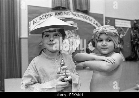 Beere Braue Schule Pantomime Aladdin, Bilder von Aladdin und Genie. 14. Dezember 1985. Stockfoto