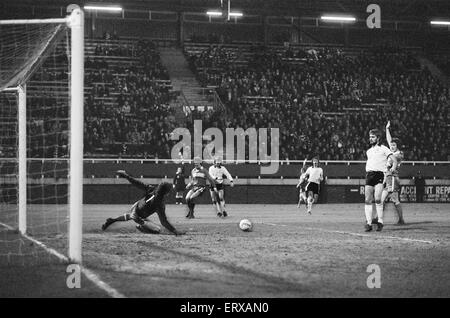 Fulham 0-0 Middlesbrough, Anglo-Scottish Cup-Finale, 2. Etappe im Craven Cottage, Dienstag, 9. Dezember 1975. Middlesbrough gewinnen 1: 0 auf Aggregat. Stockfoto