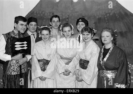 Alle Heiligen High School, Bradley präsentieren Endproduktion G & S Mikado. 11. Dezember 1991. Stockfoto