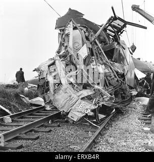 Hixon Schiene Abbruch ereignete sich am 6. Januar 1968 wenn auf kürzlich installierte automatische Bahnübergänge an Hixon, Staffordshire, England trainieren ein Tieflader Transporter mit ein elektrischen Transformator 150 Tonne von der 11.30 Intercity von Manchester nach Euston ausdrücklich getroffen wurde. Elf Menschen wurden getötet, mit 45 verletzt; sechs von ihnen schwer. Die bemerkenswert niedrigen Zahl der Todesopfer in diesem high-Speed-Kollision wurde durch die robuste Stahlkonstruktion für die Trainer und die erste Klasse Wagen an der Front, nur leicht belegt.  Unser Bild zeigt: Die Überreste der Lokomotive in denen drei d Stockfoto