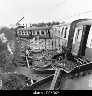 Hixon Schiene Abbruch ereignete sich am 6. Januar 1968 wenn auf kürzlich installierte automatische Bahnübergänge an Hixon, Staffordshire, England trainieren ein Tieflader Transporter mit ein elektrischen Transformator 150 Tonne von der 11.30 Intercity von Manchester nach Euston ausdrücklich getroffen wurde. Elf Menschen wurden getötet, mit 45 verletzt; sechs von ihnen schwer. Die bemerkenswert niedrigen Zahl der Todesopfer in diesem high-Speed-Kollision wurde durch die robuste Stahlkonstruktion für die Trainer und die erste Klasse Wagen an der Front, nur leicht belegt.  Unser Bild zeigt: Wagen entgleist nach Manchester zu Eus Stockfoto