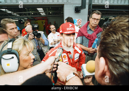 Michael Schumacher geboren 3. Januar 1969 ist ein ehemaliger deutscher Rennfahrer. Schumacher ist eine siebenfache Formel-1-Weltmeister und gilt weithin als eines der größten F1-Fahrer aller Zeiten. Er hält viele Formel-1 Fahrer Aufzeichnungen, einschließlich die meisten Meisterschaften Rennsiege schnellste Rennrunden-Positionen Pole und die meisten Rennen in einer Saison - 13 im Jahr 2004 gewann. Im Jahr 2002 wurde er der einzige Fahrer in der Formel1 Geschichte, in die Top drei in jedem Rennen der Saison zu beenden und dann auch brach der Rekord für die meisten aufeinander folgenden Podium endet. Laut der offiziellen Formel-1-Website ist er Stockfoto