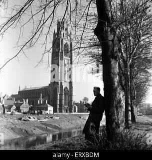 Ein Mann liest in der Nähe von St Botolph Kirche in Boston, Lincolnshire. 2. April 1953. Stockfoto