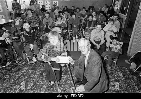 Holly Bank Scheck Präsentation von der Freunde von Holly Bank, 1.264 Pfund angesprochen, die in neuen Räumlichkeiten in Mirfield Richtung gehen wird. 20. Januar 1989. Stockfoto