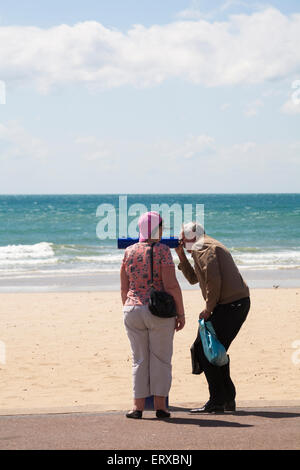 Bournemouth, Dorset, UK 9. Juni 2015. UK-Wetter: bewölkt, windig Tag mit teils sonnig am Strand Bournemouth, Dorset, Großbritannien als Besucher gehen für den Strand Credit: Carolyn Jenkins/Alamy Live News Stockfoto