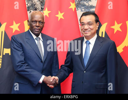 (150609)--Peking, 9. Juni 2015 (Xinhua)--Chinese Premier Li Keqiang (R) trifft sich mit angolanische Präsident José Eduardo Dos Santos in Peking, Hauptstadt von China, 9. Juni 2015.  (Xinhua/Yao Dawei) (Yxb) Stockfoto