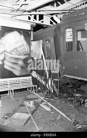 Schiene Unfall in Sheerness-on-Sea-Station: um 18:57 auf Freitag, 26. Februar 1971, den 17:16 von Victoria-Dienst konnte nicht aufhören. Infolgedessen der zehn-Wagen-Zug abgerissen, der Puffer hält, die den führenden Trainer fehlen vorderen Drehgestell auf die Bahnhofshalle gesendet. Der führenden Trainer fuhr fort, der Buchung Halle die Hälfte des Empfangsgebäudes Holz zerstören die bis dahin von seinem 1883 Aussehen nahezu unverändert geblieben. Der Unfall führte einen Todesfall und dreizehn. Stockfoto