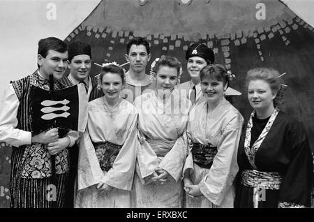 Alle Heiligen High School, Bradley präsentieren Endproduktion G & S Mikado. 11. Dezember 1991. Stockfoto