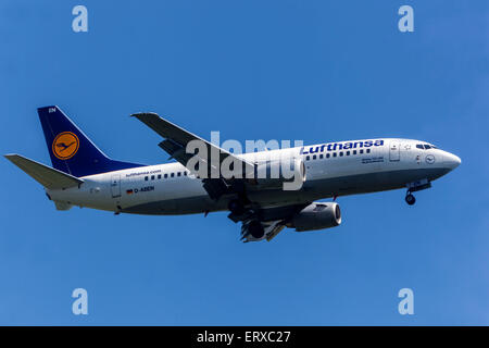 Boeing 737 der Lufthansa im Landeanflug Prag, Tschechische Republik Stockfoto