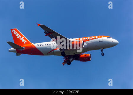 Airbus A319 wird von Easyjet betrieben und landet in Prag, Tschechische Republik Stockfoto