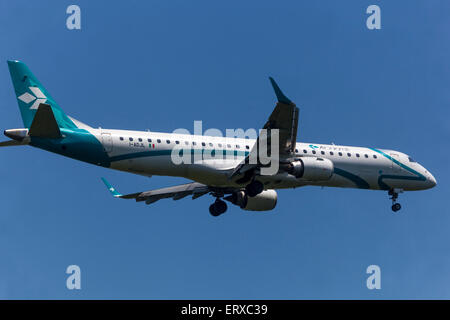 Embraer EMB195 LR, betrieben von Air Dolomiti auf Anflug zur Landung in Prag, Tschechische Republik Stockfoto
