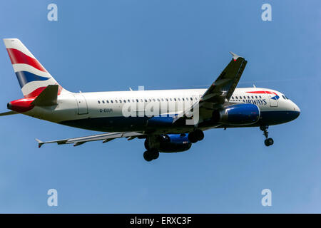 Airbus A320 von British Airways auf landeanflug Prag, Tschechische Republik Stockfoto