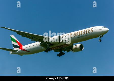 Boeing 777, betrieben von Emirates Airlines auf Anflug zur Landung in Prag, Tschechische Republik Stockfoto