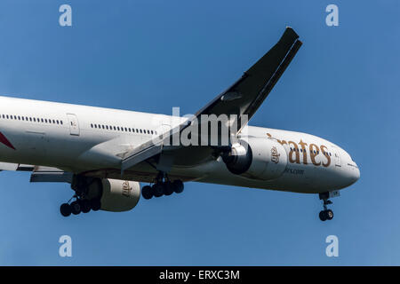 Boeing 777, betrieben von Emirates Airlines auf Anflug zur Landung in Prag, Tschechische Republik Stockfoto