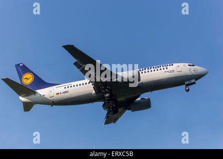 Boeing 737 der Lufthansa im Landeanflug Prag, Tschechische Republik Stockfoto