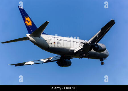 Boeing 737 der Lufthansa im Landeanflug Prag, Tschechische Republik Stockfoto