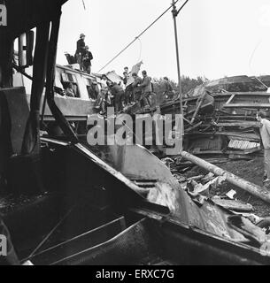 Hixon Schiene Abbruch ereignete sich am 6. Januar 1968 wenn auf kürzlich installierte automatische Bahnübergänge an Hixon, Staffordshire, England trainieren ein Tieflader Transporter mit ein elektrischen Transformator 150 Tonne von der 11.30 Intercity von Manchester nach Euston ausdrücklich getroffen wurde. Elf Menschen wurden getötet, mit 45 verletzt; sechs von ihnen schwer. Die bemerkenswert niedrigen Zahl der Todesopfer in diesem high-Speed-Kollision wurde durch die robuste Stahlkonstruktion für die Trainer und die erste Klasse Wagen an der Front, nur leicht belegt.  Unser Bild zeigt: Retter kämpfen, um den Opfern des c frei Stockfoto