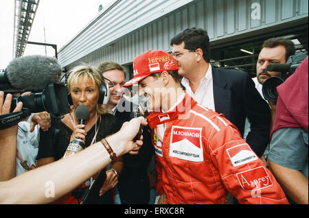 Michael Schumacher geboren 3. Januar 1969 ist ein ehemaliger deutscher Rennfahrer. Schumacher ist eine siebenfache Formel-1-Weltmeister und gilt weithin als eines der größten F1-Fahrer aller Zeiten. Er hält viele Formel-1 Fahrer Aufzeichnungen, einschließlich die meisten Meisterschaften Rennsiege schnellste Rennrunden-Positionen Pole und die meisten Rennen in einer Saison - 13 im Jahr 2004 gewann. Im Jahr 2002 wurde er der einzige Fahrer in der Formel1 Geschichte, in die Top drei in jedem Rennen der Saison zu beenden und dann auch brach der Rekord für die meisten aufeinander folgenden Podium endet. Laut der offiziellen Formel-1-Website ist er Stockfoto