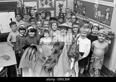 Beere Braue Schule Pantomime Aladdin, Bilder von Aladdin und Genie. 14. Dezember 1985. Stockfoto