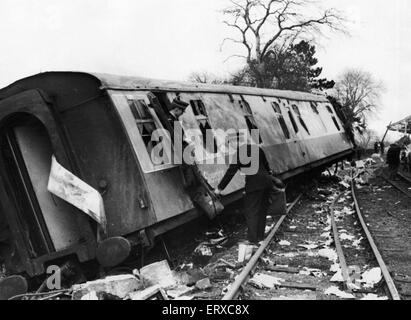 Morpeth Rail Crash auf 7 kann 1969, die eine Richtung Norden Schläfer Expresszug von London nach Aberdeen auf der Morpeth entgleist Kurve. Sechs Personen wurden getötet, 21 wurden verletzt und das Dach in nördlicher Richtung Bahnsteig wurde beschädigt.  Polizei sind in unserem Bild entfernen Gepäck von einem der zerstörten Sleeper Wagen gesehen. Stockfoto