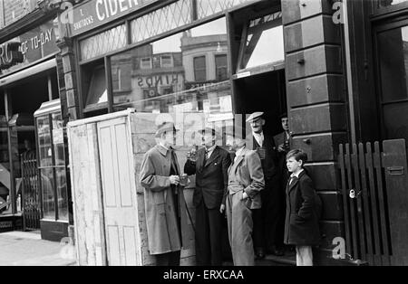 Kunden und Mitarbeiter im Cider House auf Harrow Road in London. Ca. 1946. Stockfoto