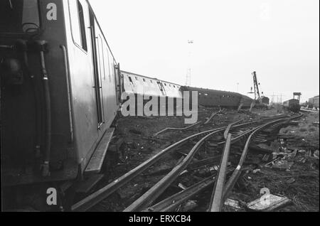 Hierhin grüne Zugunglück. Auf Sonntag, 5. November 1967 die 19:43 Hastings Charing Cross Service bestehend aus zwölf Wagen entgleist am 21:16 kurz vor St. Mildred's Road-Eisenbahnbrücke in der Nähe von Hither grün Wartung Depot. Das führende paar Räder von der dritte Trainer wurden durch eine gebrochene Schiene verursacht elf Wagen entgleist sein und vier derer, die auf ihren Seiten wiederum entgleist.  Es war ein beschäftigt Sonntagabend Service und standen Fahrgäste im Zug. 49 Personen wurden getötet und 78 verletzt 27 festgehalten im Krankenhaus. Die meisten Unfall hatte gereist Stockfoto