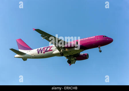 Airbus A320, der von Wizz Air auf dem Anflug für die Landung in Prag, Tschechische Republik, betrieben wird Stockfoto