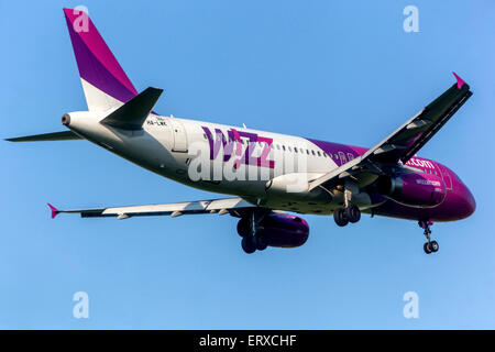 Airbus A320 von Wizz Air auf landeanflug Prag, Tschechische Republik Stockfoto