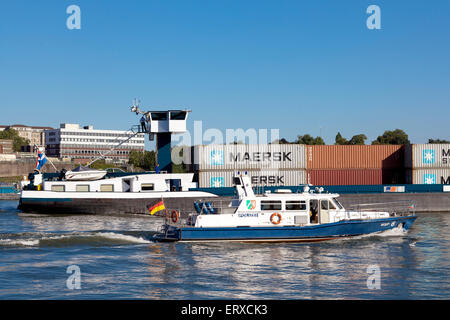 Europa, Deutschland, Nordrhein-Westfalen, Leverkusen, Wasserschutzpolizei Kontrolliert Ein Containerschiff Auf Dem Rhein.  Europ Stockfoto