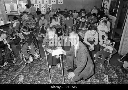 Holly Bank Scheck Präsentation von der Freunde von Holly Bank, 1.264 Pfund angesprochen, die in neuen Räumlichkeiten in Mirfield Richtung gehen wird. 20. Januar 1989. Stockfoto