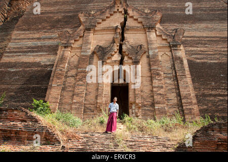 Ein birmanischer Mann steht vor dem Erdbeben beschädigten riesige Backstein Pagode am Mingun in der Nähe von Mandalay Myanmar Burma Stockfoto