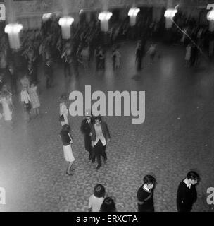 Kulissen der Wintergärten in Blackpool nach Ausschreitungen brach während der Rolling-Stones-Konzert. 24. Juli 1964. Stockfoto