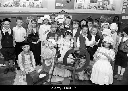 Helme-CE-Schule Schritte zurück zum Tudor Zeiten. 28. November 1991. Stockfoto