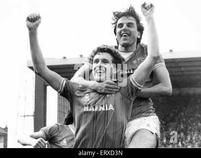 Everton Fußballer Kevin Sheedy gratulierte von Teamkollege Graeme Sharp, nachdem er den ausgleichenden Tor im FA Cup Semi Final-match gegen Luton Town im Villa Park. 16. April 1985. Stockfoto