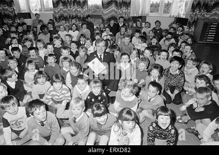 Linthwaite Church Of England Schülerinnen und Schülern mit einer Sicherheitsbescheinigung Straße durch Supt. Allan Dobson, Sub divisional Officer für Holmfirth Polizei präsentiert. 18. Januar 1989. Stockfoto